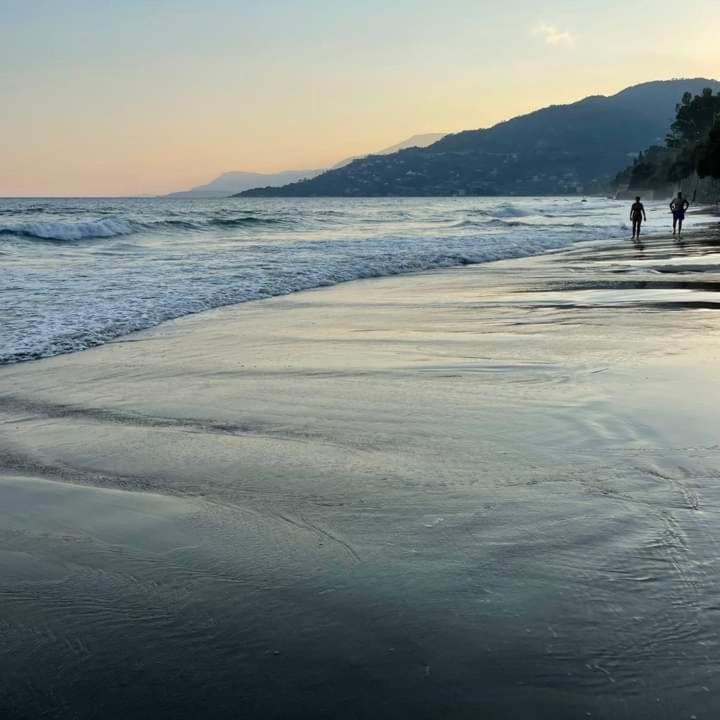 Casa Fronte Mare Apartment Ventimiglia Bagian luar foto